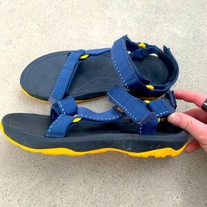 Teva kids hurricane velcro strap sandal size 5 1019390y